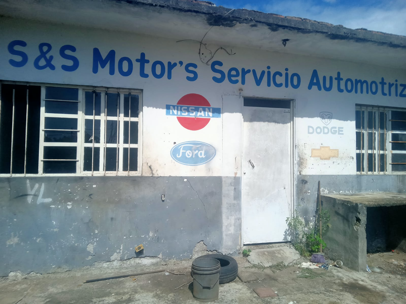 Vista amplia del exterior de S&S Motor’s Servicio Automotriz